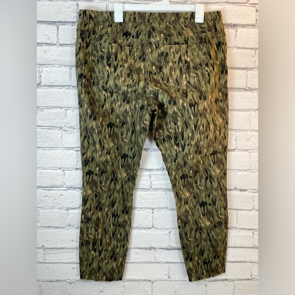 Royalty For Me Camouflage Print Jogger Capris Crop Pants size 1X NWT Plus Size - Picture 6 of 9